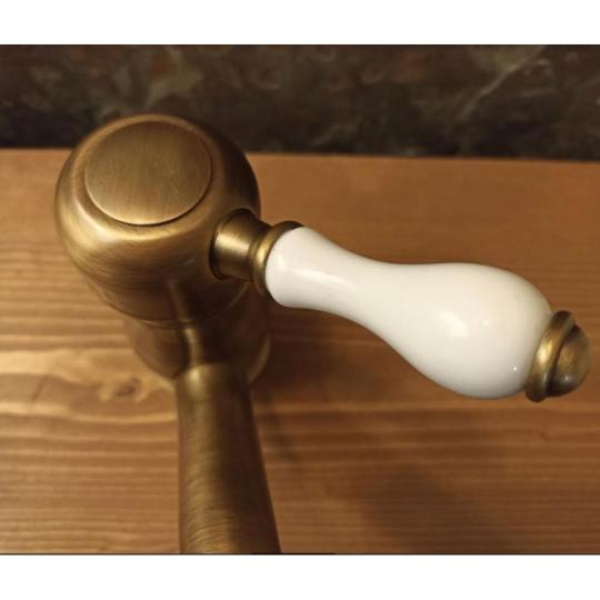 balaton chalupa rustikalna mosadz bronz biela keramika jednorucna baterie umyvadlo kohutik mediteransky retro vintage elegantny klasicky kupel kupelna sanita renovacia meridiana.jpg